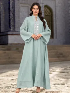 Vue détaillée élégante d'une robe caftan turque avec perles et tissu en maille