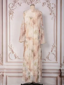 Une robe longue élégante ornée de motifs floraux perlés complexes et de strass
