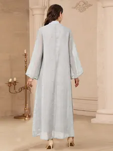 Vue arrière d'une robe longue bleu clair élégante avec strass et perles ondulés