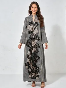 Robe longue grise élégante avec broderie florale complexe en paillettes et col officier chic