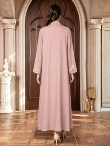 Vue arrière d'une élégante robe longue ethnique rose poudré avec détails de perles