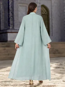 Vue arrière d'une élégante abaya en maille bleu clair avec des motifs en strass étincelants.