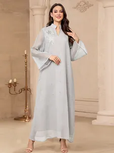 Robe longue gris argenté élégante avec perles complexes et broderies florales de luxe