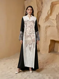 Vue complète d'une robe ethnique à manches longues avec des paillettes dorées fleurs
