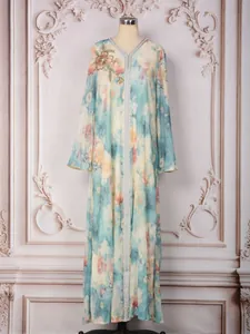 Détail d'une robe longue élégante avec imprimé fleuri, broderies de perles et strass