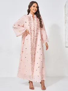 Dettaglio dell'abito lungo in mesh rosa chiaro con ricami e perline.
