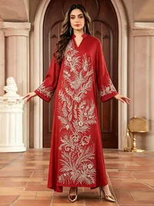 Robe longue ethnique rouge élégante avec broderie florale argentée et ourlet large évasé.