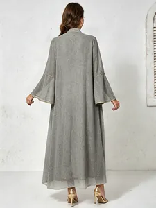 Vue arrière d'une élégante robe longue grise pailletée avec manches cloche et liserés dorés