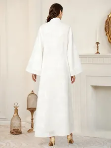 Vista trasera detallada de un elegante vestido largo blanco con amplias mangas campana