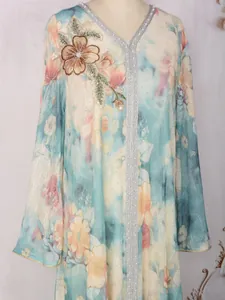 Vue détaillée d'une robe florale élégante avec broderies et perles raffinées