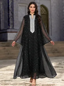 Abaya turque élégante en résille noire avec strass et détails de broderies argentées.
