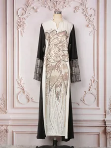 Robe longue ethnique élégante à manches longues avec applique florale en paillettes
