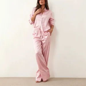 Elegante conjunto de pijama de satén rosa minimalista para mujer