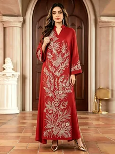 Élégante robe maxi ethnique rouge avec broderies florales blanches et détails de perles