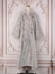 Elegante vestido largo gris con cuello en V e intrincados bordados de lentejuelas y cuentas