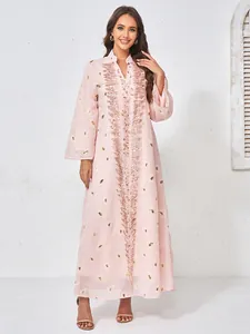 Elegante abito maxi in mesh rosa chiaro con intricati ricami di perline e motivi floreali.