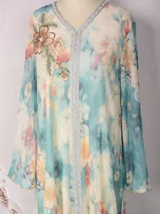 Vue détaillée d'une élégante robe caftan fleurie avec broderies et perles fines