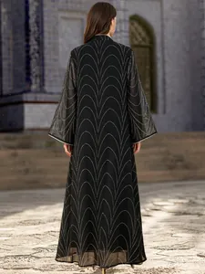 Vue arrière d'un caftan abaya en mesh noir avec motifs d'arches en strass