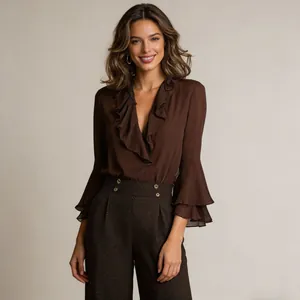 Elegante blusa marrón con cuello en V y mangas con volantes escalonados detalle