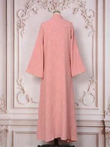 Vue arrière d'une élégante robe longue en jacquard rose avec des finitions dorées