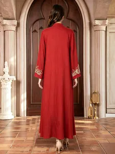 Vue arrière d'une élégante robe maxi ethnique rouge avec des broderies dorées