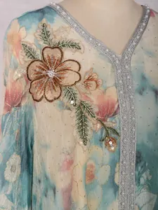 Détail d'une robe élégante avec imprimé floral et broderie de perles au décolleté