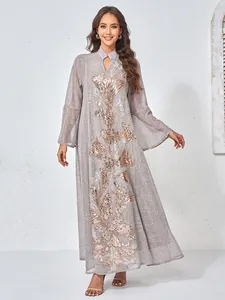 Robe longue argentée élégante avec broderie de paillettes dorées complexe et col montant