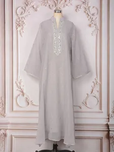 Vue détaillée d'un élégant caftan turc gris orné de perles fines et de paillettes.