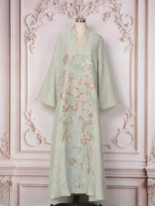 Élégante robe caftan vert pâle ornée de broderies florales en paillettes or rose