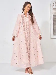 Vista dettagliata di un abito lungo in mesh rosa con ricami di paillettes e perline