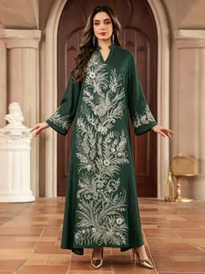 Détail de l'élégante robe longue ethnique vert foncé avec perles et paillettes argentées