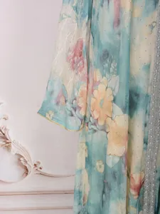 Vue détaillée d'une robe longue fleurie élégante avec strass et perles brodées