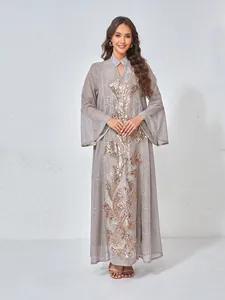 Robe longue grise élégante avec broderie de paillettes dorées et détails de col montant
