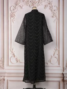 Vue arrière d'une élégante robe longue noire avec des motifs de strass scintillants