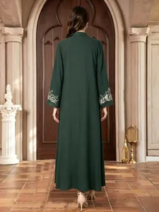 Robe longue élégante vert émeraude avec broderie ethnique argentée aux manches