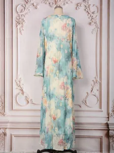 Vue détaillée d'une robe maxi en mousseline fleurie turquoise avec perles et strass