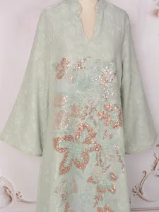 Robe longue vert sauge élégante avec broderie florale en paillettes or rose
