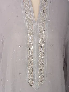 Détail d'une robe caftan en mesh lavande avec de délicates broderies de paillettes et de perles