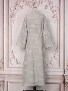 Vista trasera completa de un elegante vestido largo gris de manga larga con estampado
