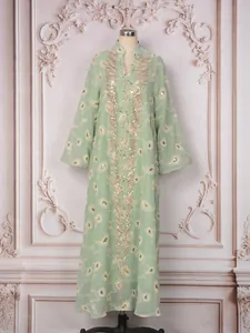 Elegante abito lungo in rete verde con intricato ricamo floreale e dettagli in paillettes