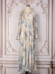 Robe longue élégante à fleurs et manches longues avec détails de fleurs en perles fines