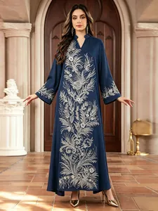 Robe longue ethnique bleu marine avec broderies florales argentées et perles