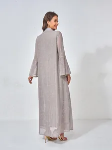 Robe longue argentée scintillante avec manches cloche vue de dos élégante et raffinée
