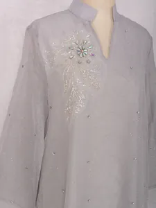 Gros plan sur les perles en strass et la broderie florale d'une robe lavande élégante