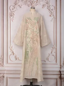 Vista detallada de un elegante vestido caftán con bordado de lentejuelas verdes y doradas
