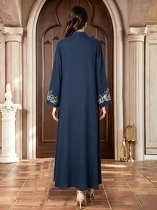 Élégante robe longue bleu marine avec broderie ethnique et perles, vue arrière détaillée