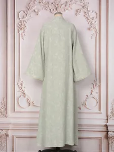 Vue arrière d'une élégante robe longue en jacquard floral vert sauge sur mannequin