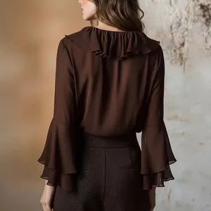 Elegante blusa marrón de manga larga con volantes femeninos y mangas acampanadas
