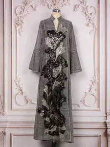 Détail de la robe de luxe MT557 avec broderie florale en paillettes et col montant