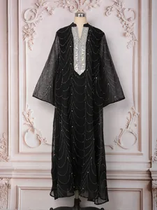 Vue détaillée de l'abaya en tulle noir avec motifs en strass et perles argentées